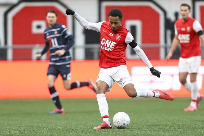 靠场上表现 靠场上表现